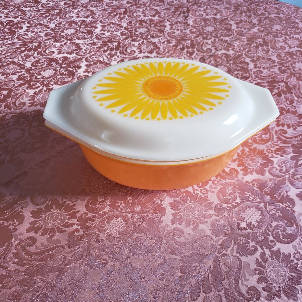 Vintage PYREX Daisy Sunflower 043 1.5 qt Covered casserole dish